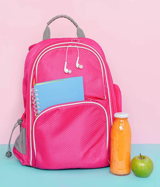 Mochila rosa con bocadillo de botella de batido de frutas y manzana. Regreso al concepto escolar — Foto de Stock