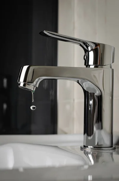 Vattenkran, kranen droppar i badrummet. Närbild, vertikalt. — Stockfoto