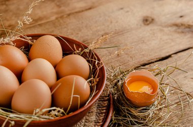 Ahşap arka planda çiğ kahverengi yumurtalar. Boşluğu kopyala