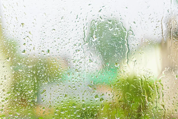 Regnig väder bakgrund. Regn droppar på fönstret. Förutsägelsebegrepp — Stockfoto