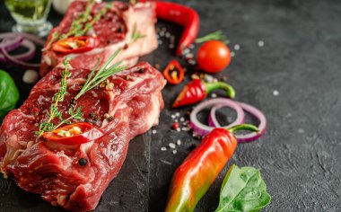 Salamura edilmiş dana bifteğini pişirmek için malzemelerle kapatın. Seçici odak, boşluğu kopyala.