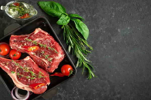 Dana kemikli bilardo topu ve sebze, bitki ve zeytinyağı. Et pişirme. Üst görünüm, alanı kopyala.