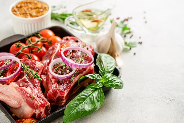 Beton arka planda sebzeli, otlu ve baharatlı taze dana eti bifteği. Seçici odak, boşluğu kopyala