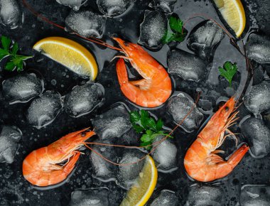 Buzlu kaplan karidesi, limon ve maydanoz. Yemek arkaplanı. Düz yatıyordu