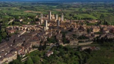 İtalya, Toskana, Val d 'Elsa. Bir Unesco Dünya Mirası Alanı olan San Gimignano ortaçağ köyünün hava manzarası.