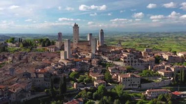 İtalya, Toskana, Val d 'Elsa. Bir Unesco Dünya Mirası Alanı olan San Gimignano ortaçağ köyünün hava manzarası.