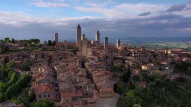 İtalya, Toskana, Val d 'Elsa. Bir Unesco Dünya Mirası Alanı olan San Gimignano ortaçağ köyünün hava manzarası.