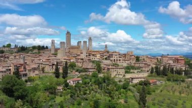 İtalya, Toskana, Val d 'Elsa. Bir Unesco Dünya Mirası Alanı olan San Gimignano ortaçağ köyünün hava manzarası.