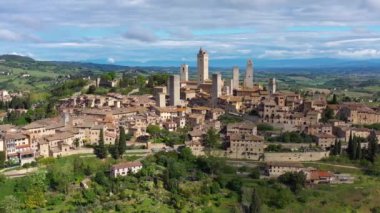 İtalya, Toskana, Val d 'Elsa. Bir Unesco Dünya Mirası Alanı olan San Gimignano ortaçağ köyünün hava manzarası.