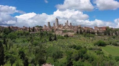 İtalya, Toskana, Val d 'Elsa. Bir Unesco Dünya Mirası Alanı olan San Gimignano ortaçağ köyünün hava manzarası.