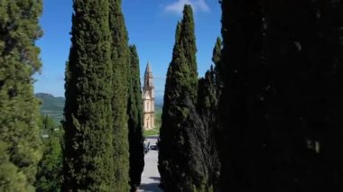 İtalya, Tusany, Montepulciano ve Sanctuary San Biagio yakınlarındaki Kıbrıs Ağaçları