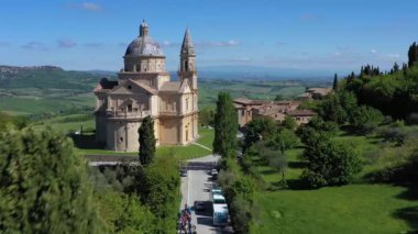 İtalya, Tusany, Montepulciano ve Sanctuary San Biagio yakınlarındaki Kıbrıs Ağaçları