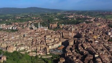 İtalya, Toskana, Siena, (Unesco Dünya Mirası). Tarihi eski şehrin üzerinde hava manzarası