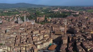 İtalya, Toskana, Siena, (Unesco Dünya Mirası). Tarihi eski şehrin üzerinde hava manzarası