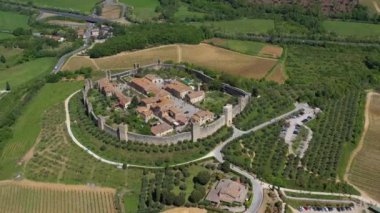 İtalya, Toskana, Val d 'Elsa, Monteriggioni. Dairesel duvarlarla çevrili tarihi köyün havadan görünüşü