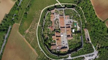 İtalya, Toskana, Val d 'Elsa, Monteriggioni. Dairesel duvarlarla çevrili tarihi köyün havadan görünüşü