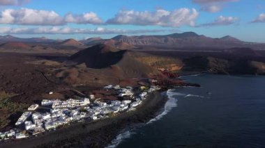 İspanya, Kanarya Adaları, Lanzarote, El Golfo köyünün hava manzarası ve Timanfaya Ulusal Parkı ve Volkan Doğal Parkı volkanik manzarası