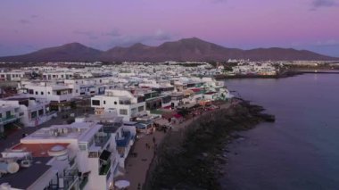 İspanya, Kanarya Adaları, Lanzarote, Alacakaranlıkta Playa Blanca
