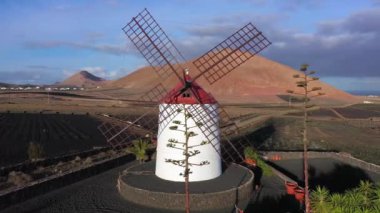 İspanya, Kanarya Adaları, Lanzarote, Tiagua, geleneksel yel değirmeni ve volkanik manzara