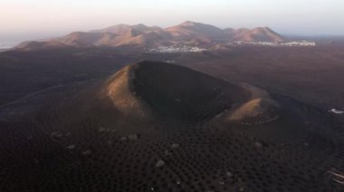 İspanya, Kanarya Adaları, Lanzarote, La Geria, üzüm bağları üzerindeki hava manzarası.
