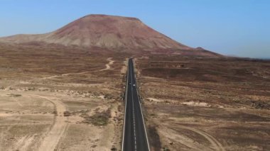 İspanya, Kanarya Adaları, Fuerteventura, Montana Roja ve Corralejo Dunes Doğal Parkı 'na giden yol