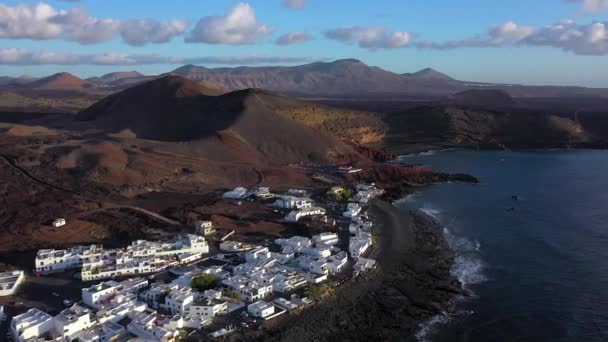 Hiszpania Wyspy Kanaryjskie Lanzarote Widok Lotu Ptaka Miejscowość Golfo Wulkaniczny — Wideo stockowe