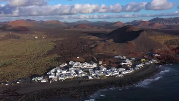 Hiszpania Wyspy Kanaryjskie Lanzarote Widok Lotu Ptaka Miejscowość Golfo Wulkaniczny — Wideo stockowe