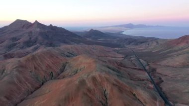 İspanya, Kanarya Adaları, Fuerteventura, Cardon Dağı ve Jandia Yarımadası 'na bakan volkanik manzara