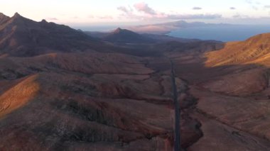 İspanya, Kanarya Adaları, Fuerteventura, Cardon Dağı ve Jandia Yarımadası 'na bakan volkanik manzara