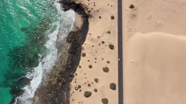 İspanya, Kanarya Adaları, Fuerteventura, Corralejo Dunes Doğal Parkı 'nı geçen yol manzarası