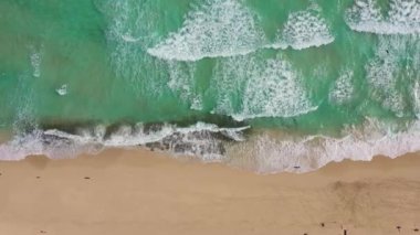 İspanya, Kanarya Adaları, Fuerteventura, Corralejo Dunes Doğal Parkı 'nı geçen yol manzarası