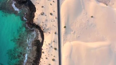 İspanya, Kanarya Adaları, Fuerteventura, Corralejo Dunes Doğal Parkı 'nı geçen yol manzarası