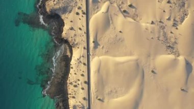 İspanya, Kanarya Adaları, Fuerteventura, Corralejo Dunes Doğal Parkı 'nı geçen yol manzarası