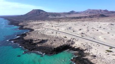 İspanya, Kanarya Adaları, Fuerteventura, Corralejo Dunes Doğal Parkı 'nı geçen yol manzarası