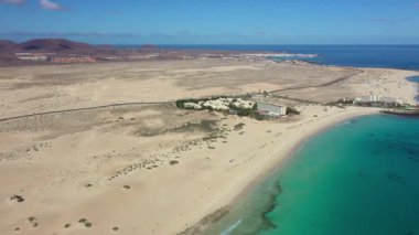 İspanya, Kanarya Adaları, Fuerteventura, Parque Natural de Corralejo, Playa Bajo Negro ve Resort