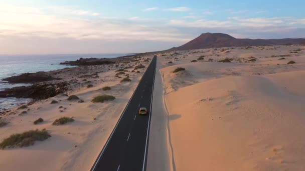 西班牙 加那利群岛 Fuerteventura Corralejo Dunes自然公园公路过境空中景观 — 图库视频影像