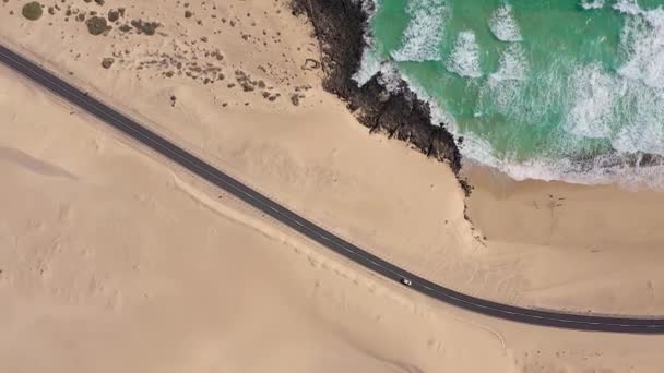 スペイン カナリア諸島 フエルテベントゥラ島 コラーレホ砂丘自然公園を横断する道路の空中ビュー — ストック動画