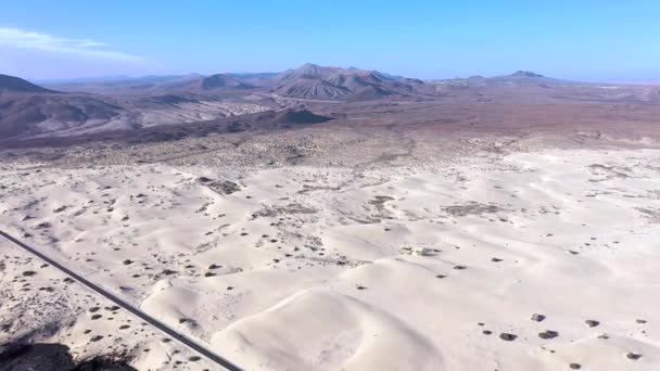 西班牙 加那利群岛 Fuerteventura Corralejo Dunes自然公园公路过境空中景观 — 图库视频影像