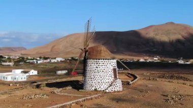 İspanya, Kanarya Adaları, Fuerteventura - CIRCA 2020: Molino de Tefia, Tefia 'da geleneksel rüzgar gülü 