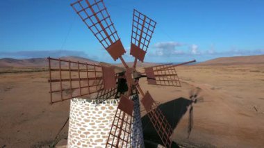İspanya, Kanarya Adaları, Fuerteventura - CIRCA 2020: Molino de Tefia, Tefia 'da geleneksel rüzgar gülü 