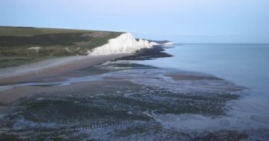 Birleşik Krallık, Doğu Sussex, Eastbourne, Beachy Head deniz feneri, Seven Sisters kıyı şeridi, Beachy Head 'in beyaz tebeşir kayalıkları