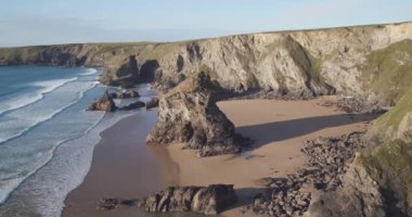 Birleşik Krallık, Cornwall, Engebeli Cornish sahil şeridi ve Bedruthan Basamakları 'ndaki kaya yığınları