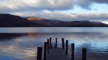 Birleşik Krallık, İngiltere, Cumbria, Lake District Ulusal Parkı, Derwent Water, Barrow Körfezi 'ndeki ahşap iskele