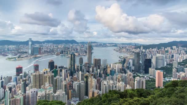 由中国香港维港山顶俯瞰城市天际线及维港 — 图库视频影像