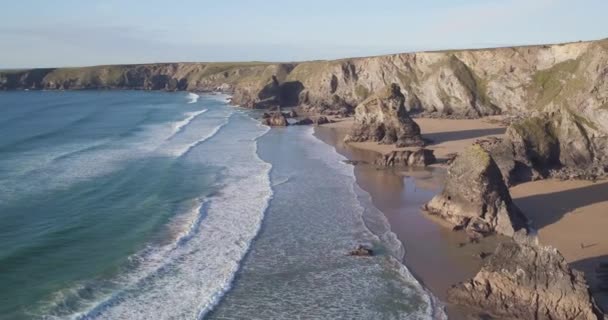 Reino Unido Cornualha Costa Cornualha Acidentada Pilhas Rocha Bedruthan Steps — Vídeo de Stock