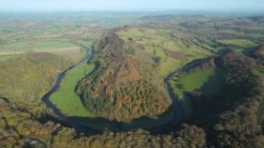 Wye Vadisi 'nin Wye, Symonds Yat, Dean Ormanı, Gloucestershire, İngiltere' deki Ross 'a bakan havadan görüntüsü.