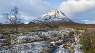 Birleşik Krallık, İskoçya, Batı Highlands, Glencoe (Glen Coe), Rannoch Moor, Buachaille Etive Mor ve Coupall Nehri