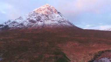 Birleşik Krallık, İskoçya, Batı Highlands, Glencoe (Glen Coe), Rannoch Moor, Buachaille Etive Mor ve Coupall Nehri