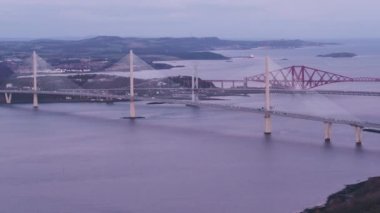 Birleşik Krallık, İskoçya, Lothian, demiryolu ve karayolu köprüleri, Edinburgh yakınlarındaki güney ve kuzey Queensferry 'yi birbirine bağlar.