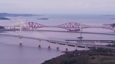 Birleşik Krallık, İskoçya, Lothian, demiryolu ve karayolu köprüleri, Edinburgh yakınlarındaki güney ve kuzey Queensferry 'yi birbirine bağlar.